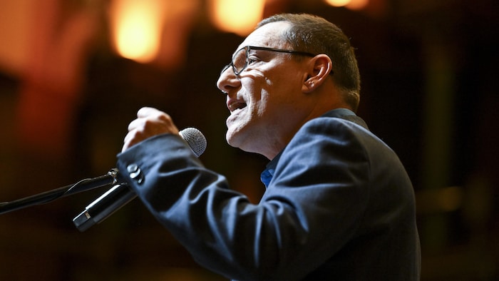 Le candidat prend la parole pendant le débat.