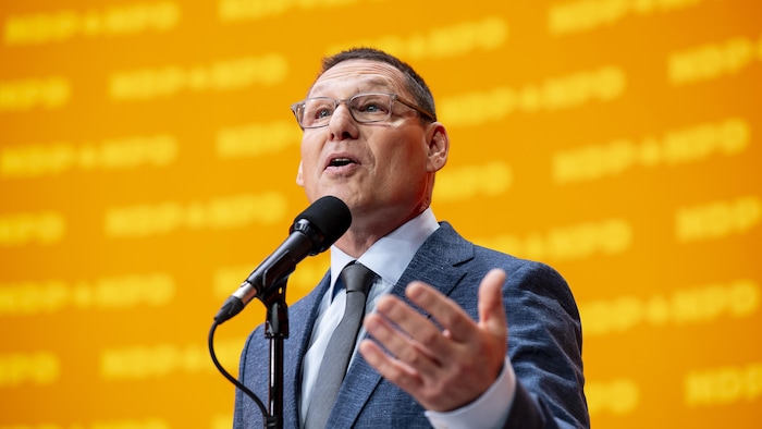 Avi Lewis prononçant un discours.