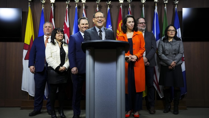 Le chef du NPD, Avi Lewis, au centre, s'exprime lors d'une conférence de presse avec son parti sur la Colline du Parlement à Ottawa, le lundi 13 avril 2026. 