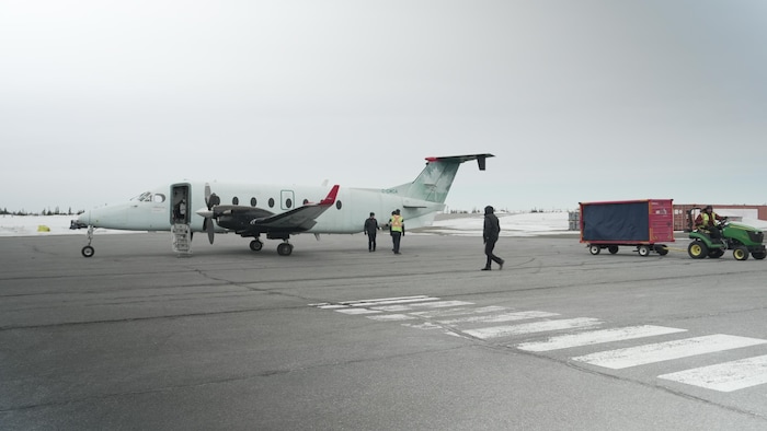 Avion à hélices sur le tarmac de l'aéroport de Chevery.