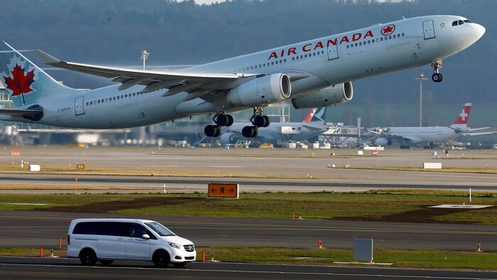 Un Airbus A330 d'Air Canada décolle de l'aéroport de Zurich.