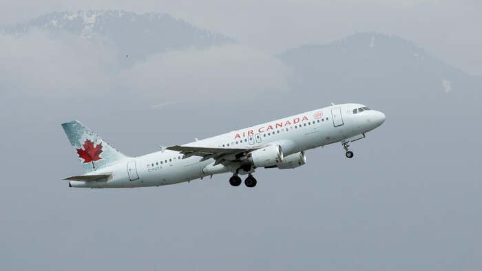 طائرة تابعة لشركة الخطوط الجوية الكندية بُعيْد إقلاعها من مطار فانكوفر الدولي.