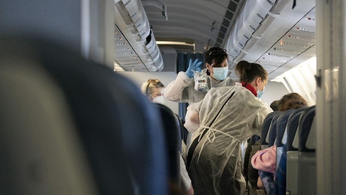 Image générique à l’intérieur d’un vol d'Air Canada en période de pandémie.