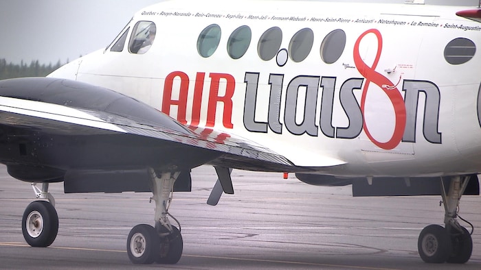 Un avion de la bannière « Air Liaison »