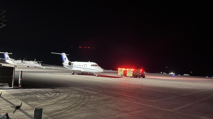 Des ambulances et des avions-ambulances sur le tarmac de l'aéroport de Mont-Joli.