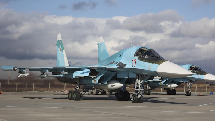 Deux bombardiers russes SU-34 à l'arrêt sur un tarmac.