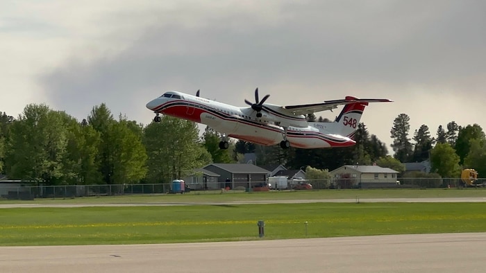 Un avion en plein décollage. 