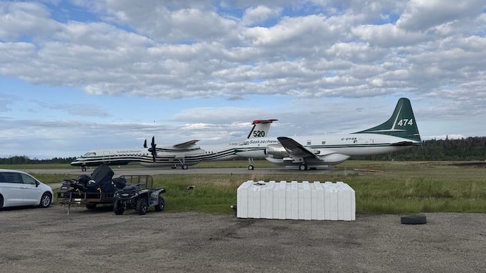 Des avions saskatchewanais sur une piste de décollage.