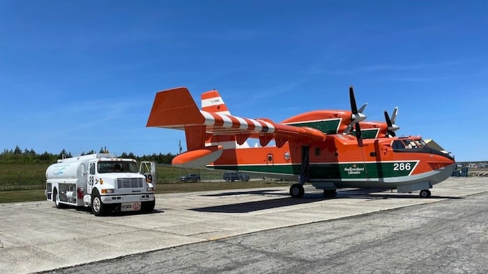 L'avion-citerne fait le plein sur le tarmac.