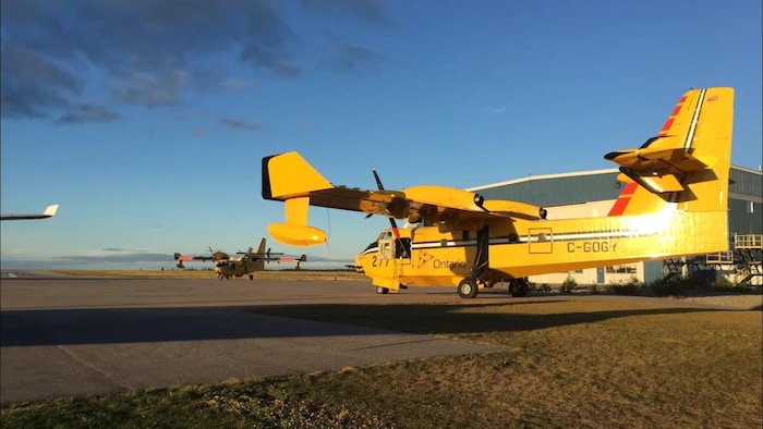 Un avion-citerne pour combattre les incendies de forêt en Ontario.