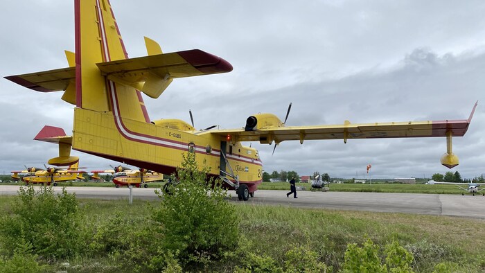 Un avion citerne de la SOPFEU posé au sol.
