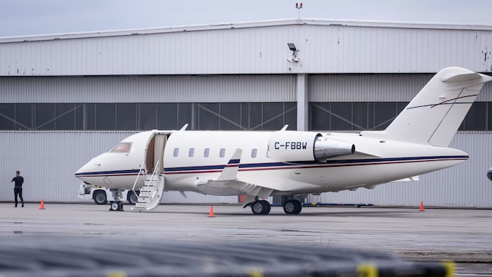 Un petit avion sur le tarmac d'un aéroport