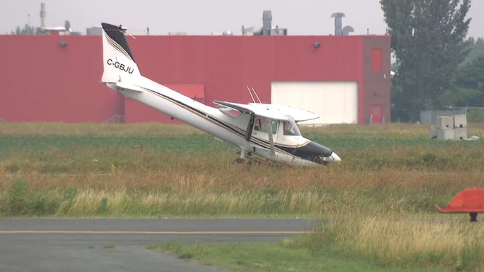 L'avion est endommagé et pique du nez.