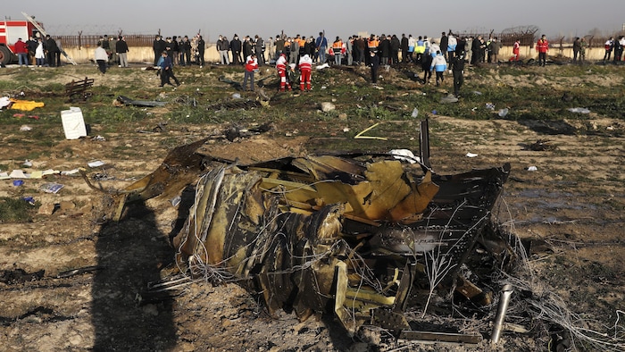 بعضٌ من حطام طائرة الركاب الأوكرانية التي سقطت في محيط مطار طهران الدولي في 8 كانون الثاني (يناير) 2020 جراء إصابتها بصاروخيْن أطلقهما الحرس الثوري الإيراني، وقُتل جميع ركابها وأفراد طاقمها.
