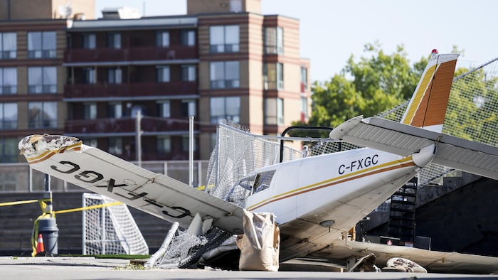 La scène de l'accident, avec l'avion écrasé près du terrain.
