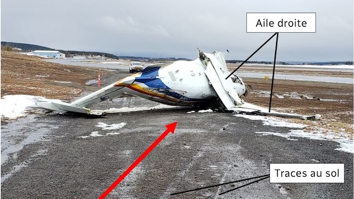 L'épave de l'avion Pilatus PC-12 couché sur le côté droit.