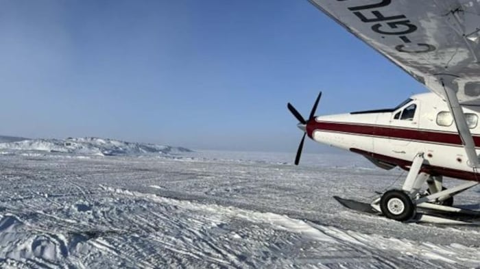 Un hydravion sur un lac gelé.