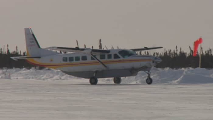 Un petit avion roule sur la glace.