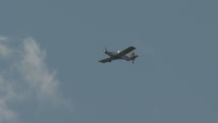 Un avion-citerne en plein vol.