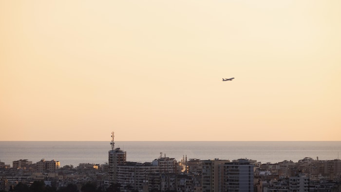 Un avion des Middle East Airlines survole Beyrouth le 5 mars 2026.
