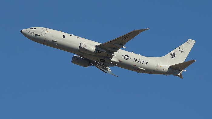 Un avion de la Nay s'envole.