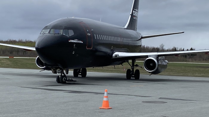 Un gros avion noir