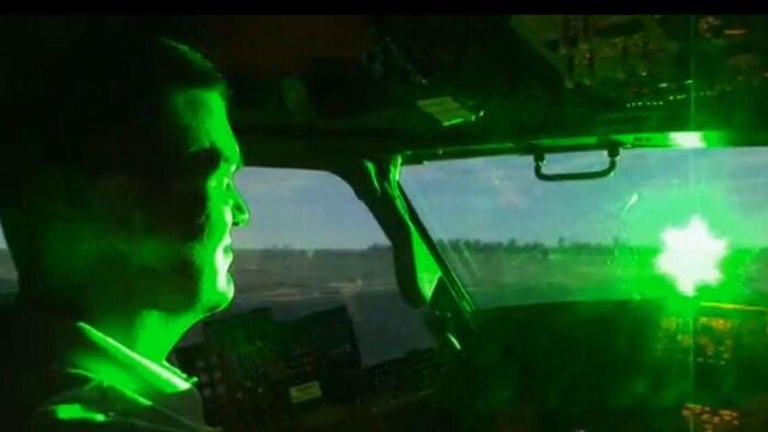 Un pilote aveuglé par un pointeur au laser. 