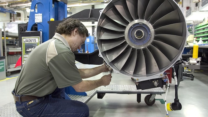 عامل في مصنع ’’برات أند ويتني‘‘ في لونغوي، إلى الجنوب من مونتريال، يقوم بتعديل محرك طائرة.