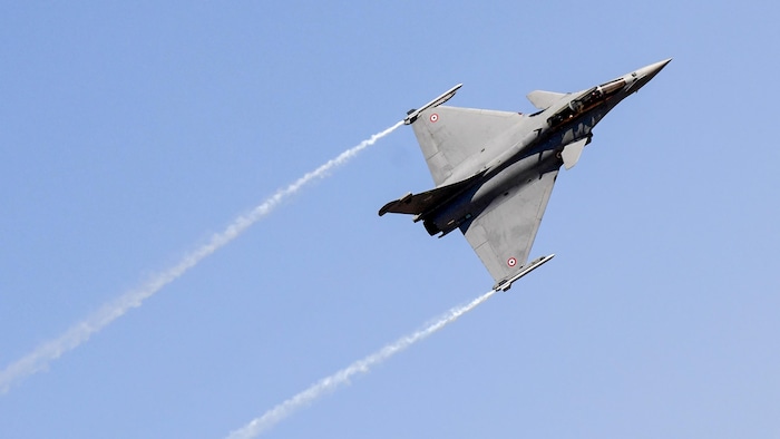 Un avion dans le ciel.