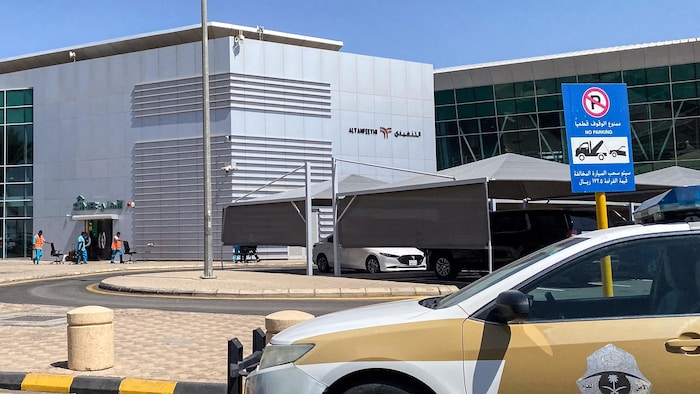 Un véhicule des services de sécurité est garé devant l'aéroport Prince Sultan bin Abdulaziz, à Tabouk.