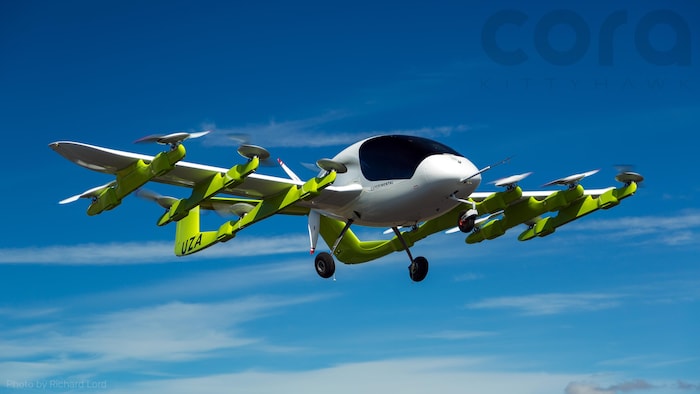Un taxi Cora, le taxi volant développé par Kitty Hawk dans un ciel bleu. 
