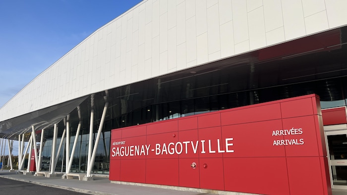 Un terminal d'aéroport.