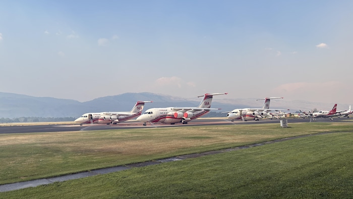 Des avions sur un tarmac.