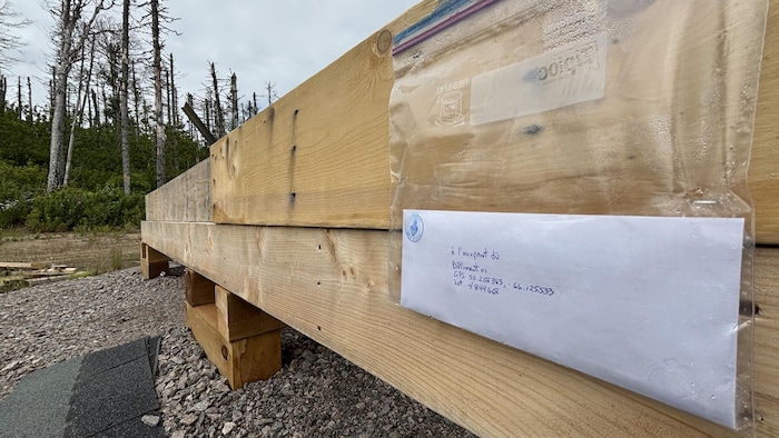 Une lettre scellée agrafée à une fondation en bois.