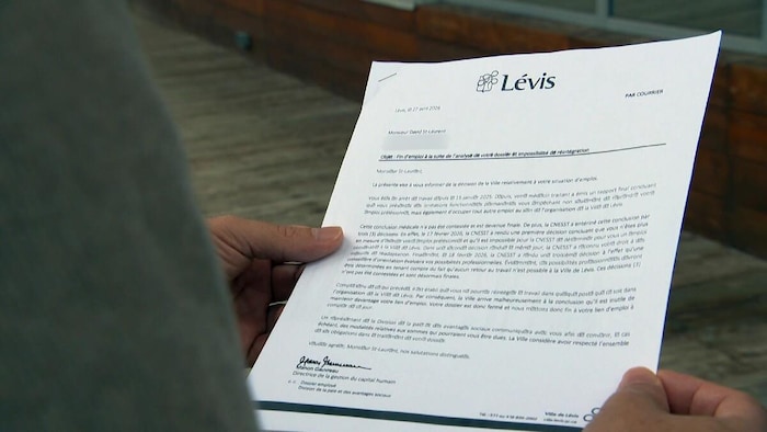 David St-Laurent tient dans ses mains une lettre que lui a envoyée la Ville de Lévis.