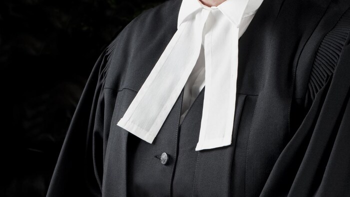 Un avocat portant une robe de cour canadienne.