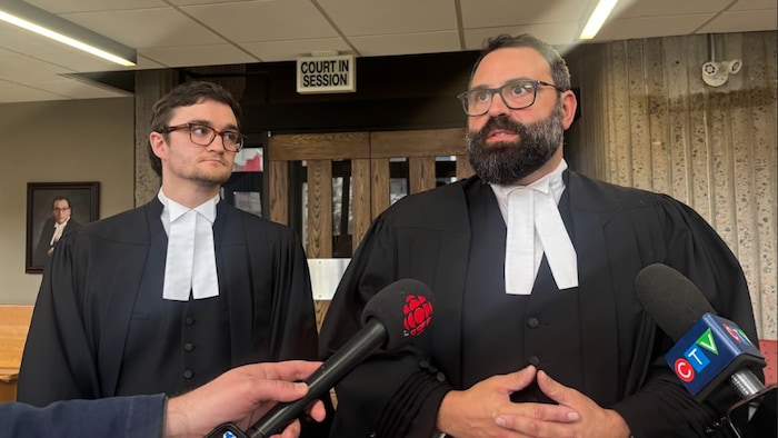 Les avocats devant la salle d'audience.