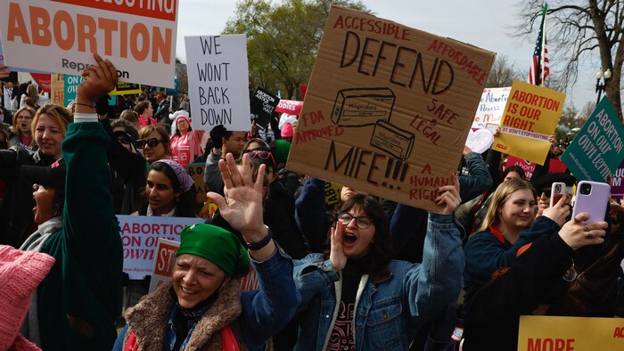 Des manifestants pro-avortement manifestent devant la Cour suprême des États-Unis.