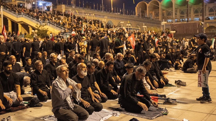 Des personnes en deuil prient lors d'une cérémonie publique d'adieu organisée pour rendre hommage au défunt Guide suprême, l'ayatollah Ali Khamenei, à la Grande Mosalla de l'imam Khomeini, à Téhéran, en Iran, le 4 juillet 2026. 