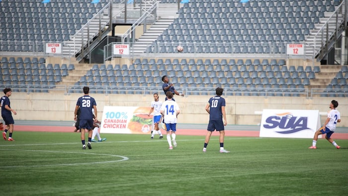 Ayouba Kamara saute pour tenter de recevoir une passe.