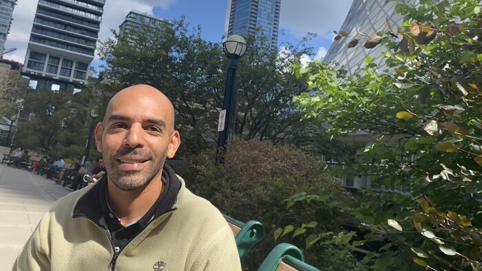 Avant de venir au Canada, Francisco Briceño a travaillé au centre de recherche de l'industrie pétrolière vénézuélienne, avec 15 ans d'expérience dans la recherche sur le pétrole brut lourd.