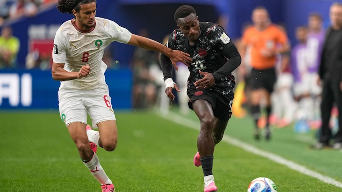 Ayyoub Bouaddi, à gauche, se mesure à Richie Laryea de l'équipe canadienne pour le ballon durant le match en huitièmes de finale au Mondial le 4 juillet 2026.
