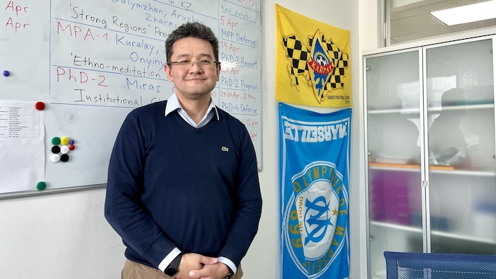 Aziz Burkhanov, dans son bureau décoré d’un drapeau de l’Olympique de Marseille. 