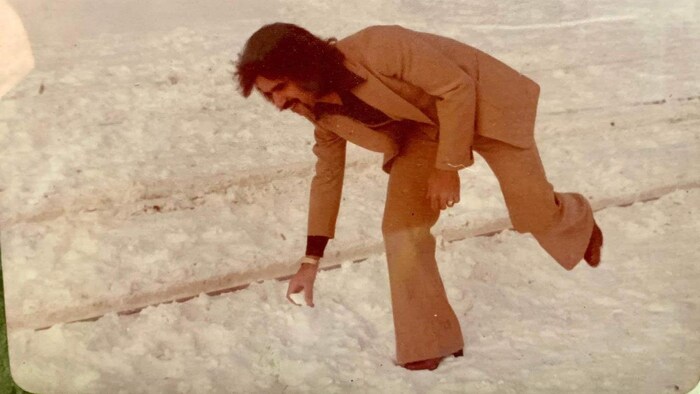 حمدي رزق الله في العام 1975 يمشي على الثلوج التي تغطي سكة الحديد.