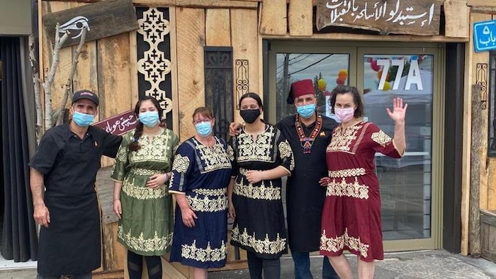 حمدي رزق الله والموظفون في المطعم في لباس مصري تقليدي.