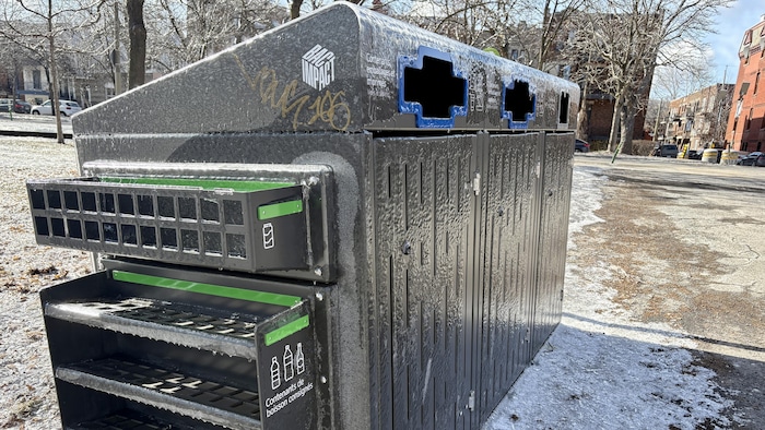 Le modèle de bacs qu'on trouvera sur les pourtours du parc La Fontaine.