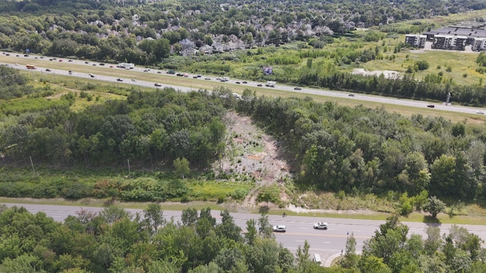 Deux autoroutes parallèles séparées par une bande avec des arbres.
