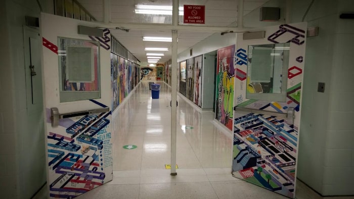 Un couloir dans une école.