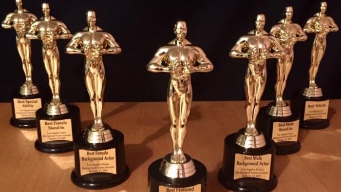 Sept trophées sont posés sur une table