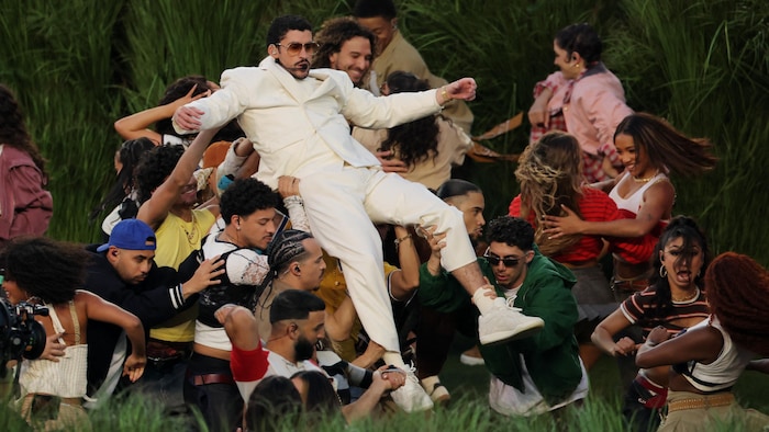 Bad Bunny se produit sur scène lors du spectacle de la mi-temps au stade Levi's, à Santa Clara, en Californie.